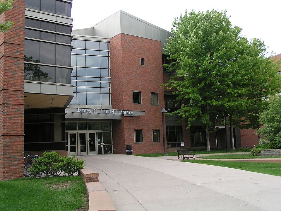 File:Lindell Library (Augsburg College).JPG