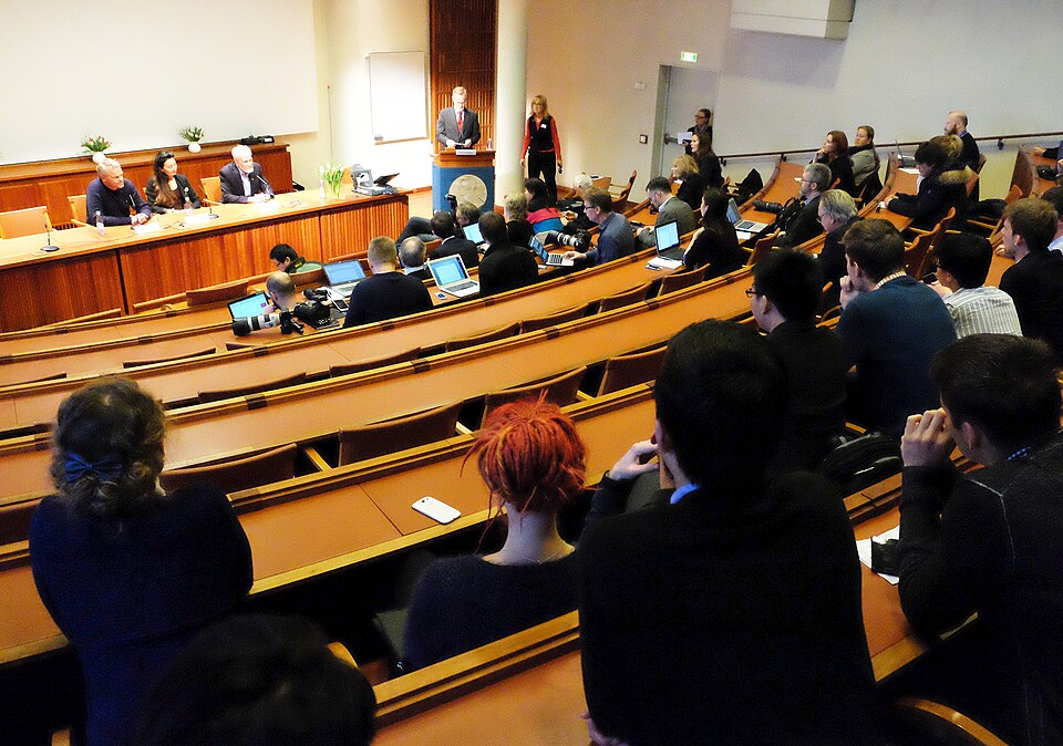 File:Nobel PressConf GKHansen NTNU1147 (15773258580) (2).jpg
