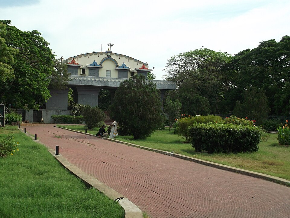 File:Outside valluvar kottam.jpg