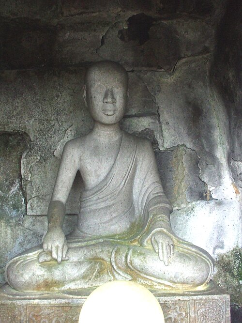File:Tượng Giác Hoàng Trần Nhân Tông.jpg