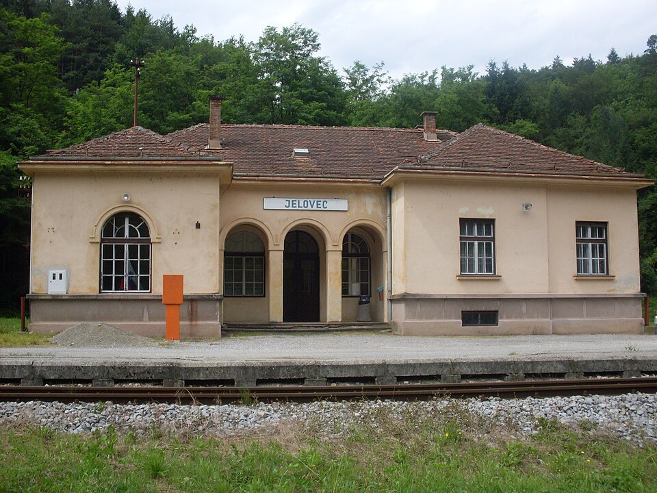 File:Jelovec-rail halt(1).jpg