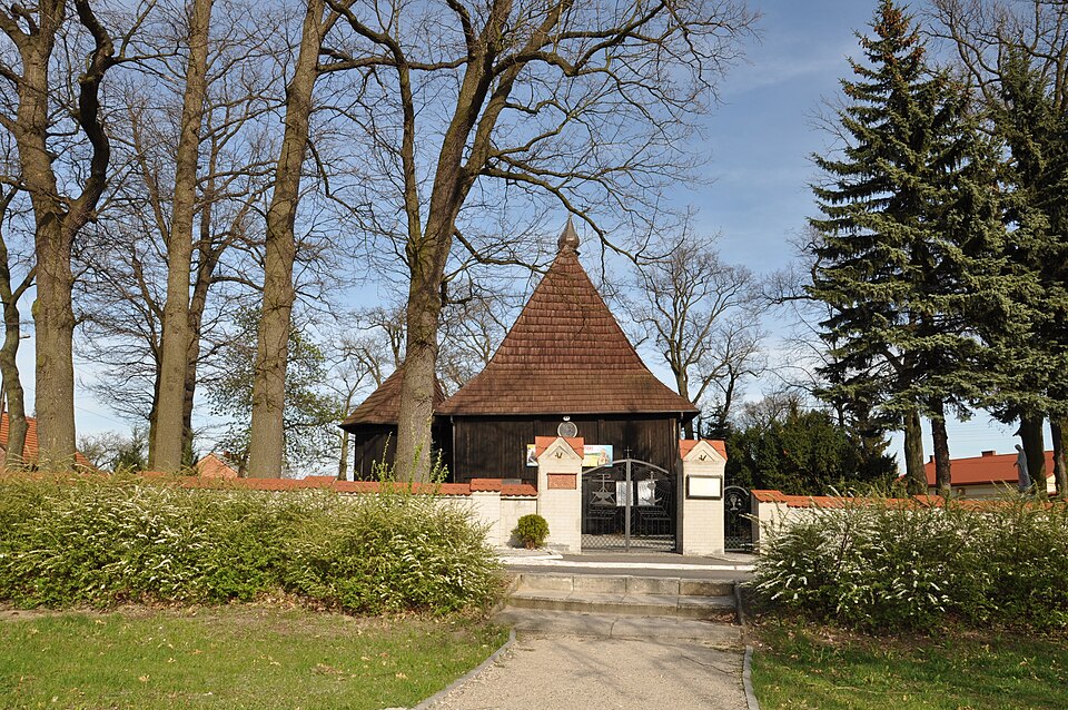 File:KosciolParafialnySwTrojcyKaszewice01.JPG