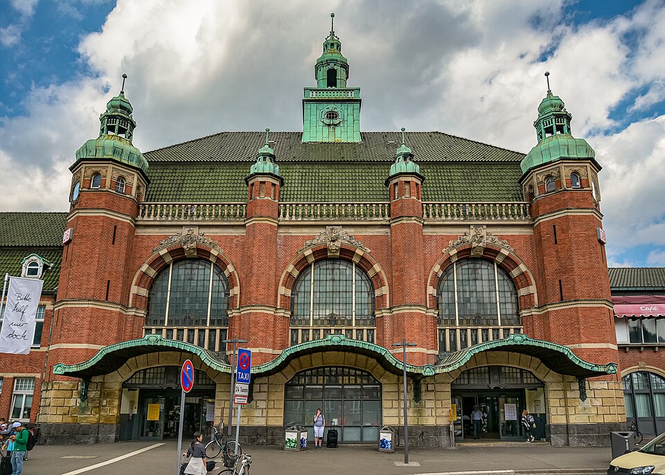 File:Lübeck Hauptbahnhof (50228993271).jpg