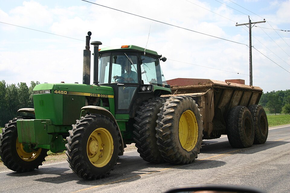 File:Manure spreader 8685.jpg