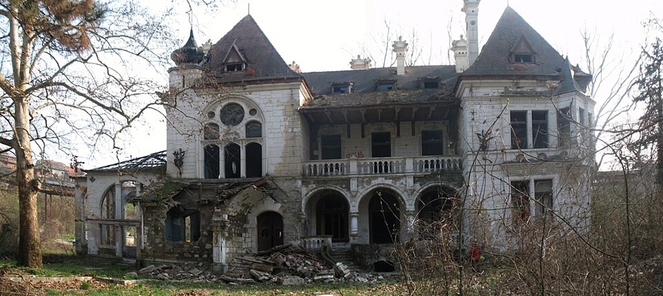 File:Dvorac Spicer severna fasada.jpg