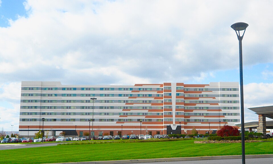 File:Mohegan Poconos hotelLuzCo PA.jpg