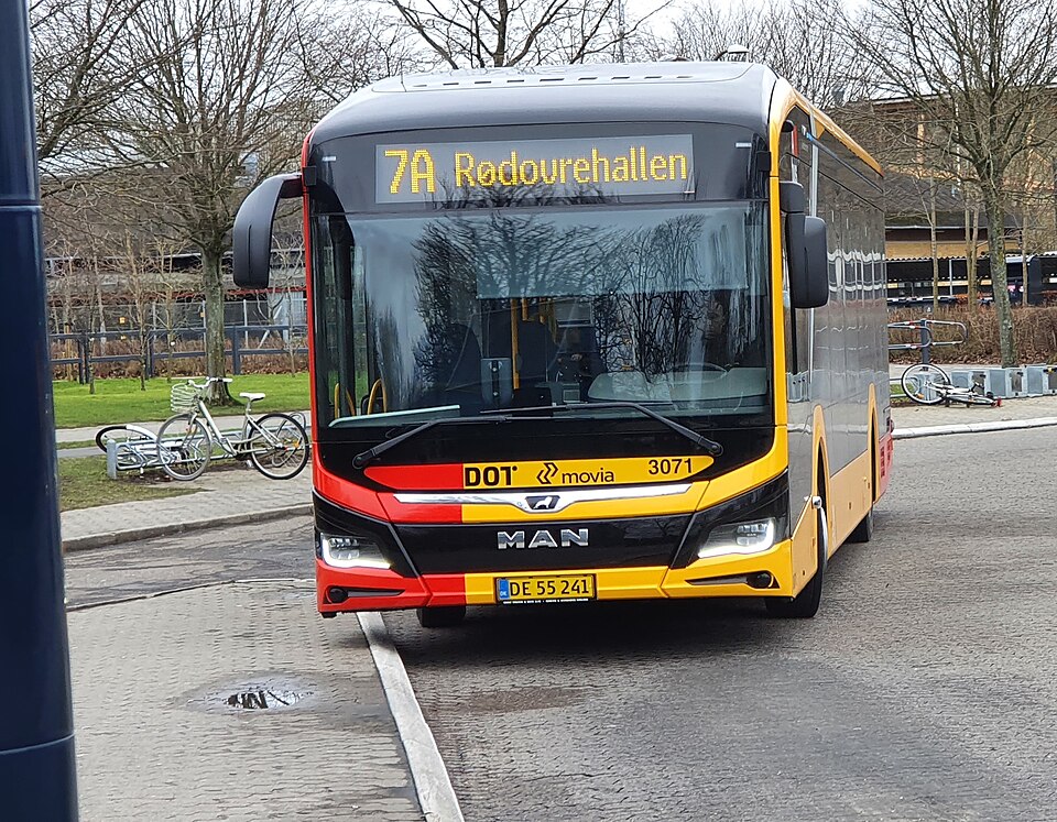 File:Movia 7A at Rødovrehallen 2022.jpg
