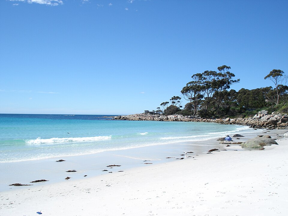 File:Bay of Fires rocks.JPG