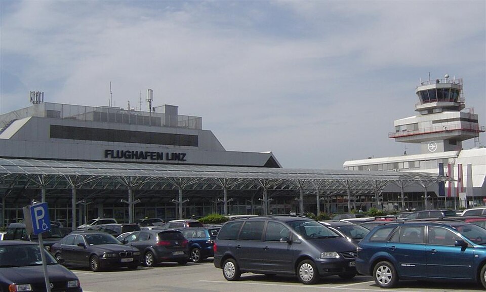 File:Flughafen Linz Front.jpg