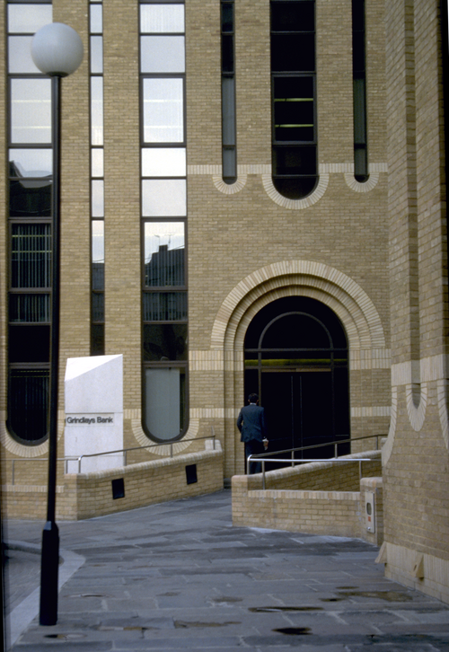 File:Minerva House main entrance c1986.png