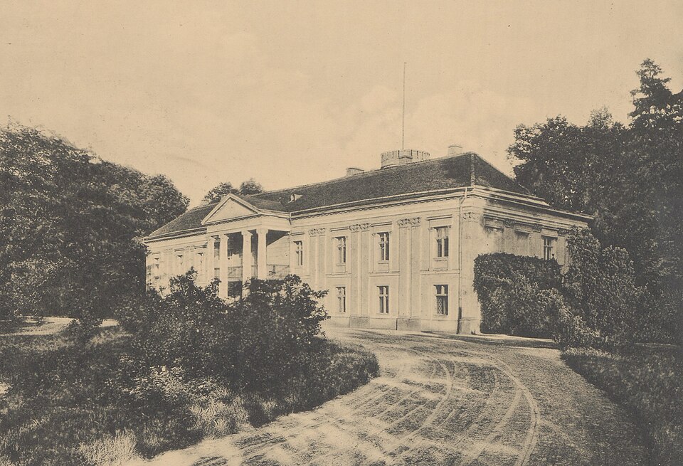 File:Palace in Chobienice (73787487).jpg