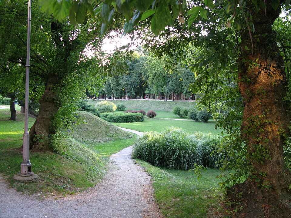 File:Park in city of Karlovac.jpg