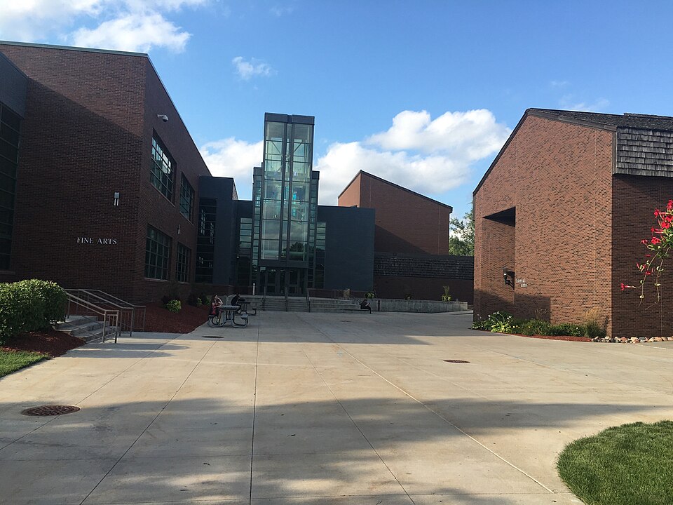 File:Inver Hills Fine Arts Building.jpg
