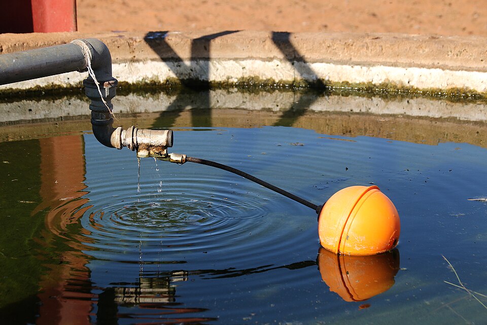 File:Mechanical float switch waterpool.jpg