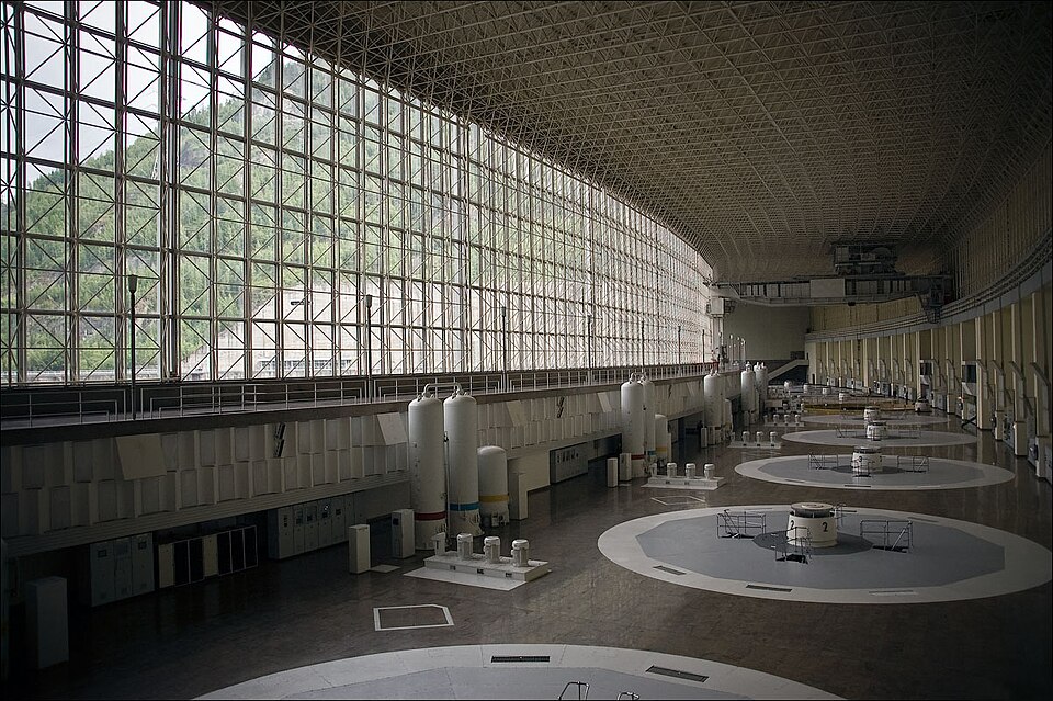 File:Sayano-Shushenskaya HPS - generator hall.jpg