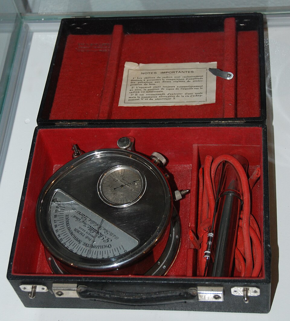 File:Sphygmomanometer WWI Memorial de Verdun.JPG