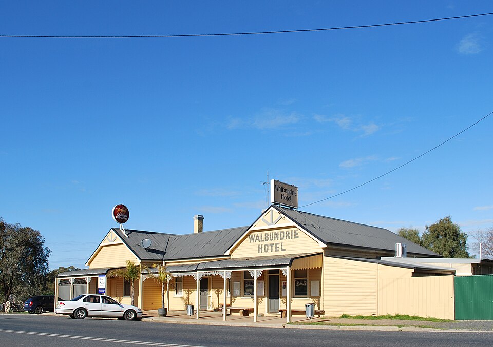 File:Walbundrie Hotel 2010.JPG