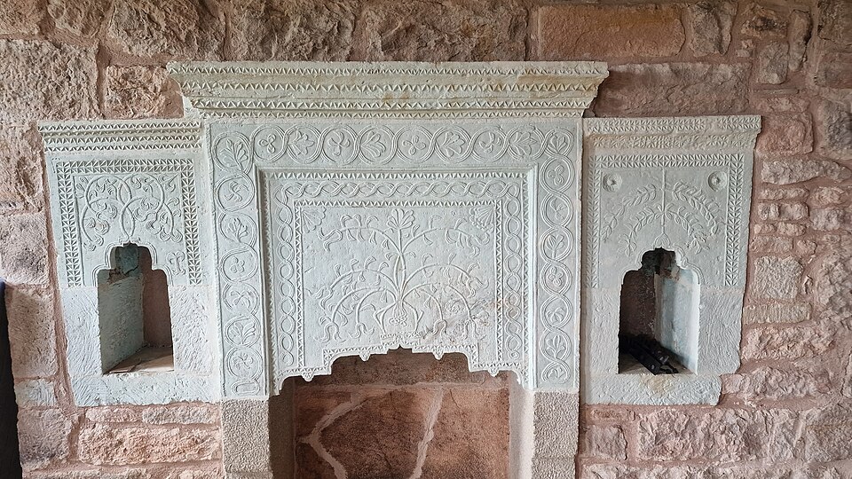 File:Çakıroğlu İsmail Ağa Konağı fireplace.jpg