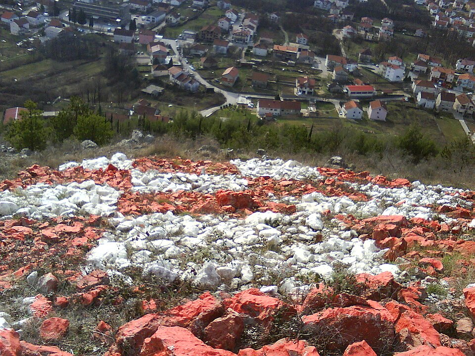 File:Šahovnica na Ciganskom brdu,Široki Brig 04811.jpg