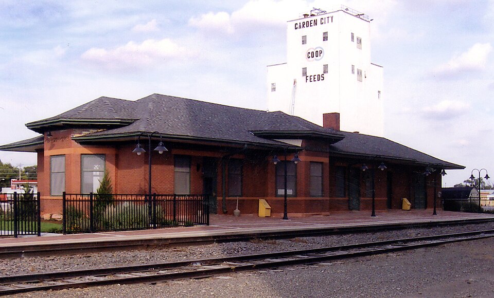 File:Garden City (Amtrak station) in 2008.jpg