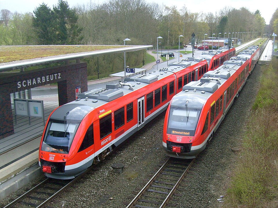 File:ScharbeutzBhf.JPG