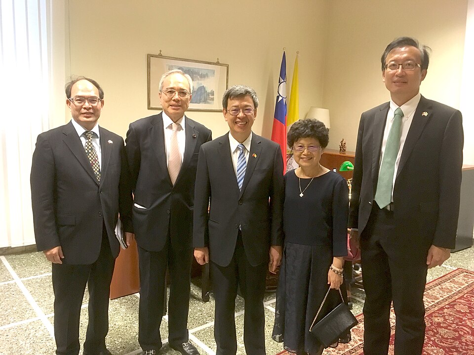 File:09.05 副總統伉儷、國安會副秘書長曾厚仁、外交部次長吳志中，與我駐教廷大使李世明於駐教廷大使館內合影 (29182657570).jpg