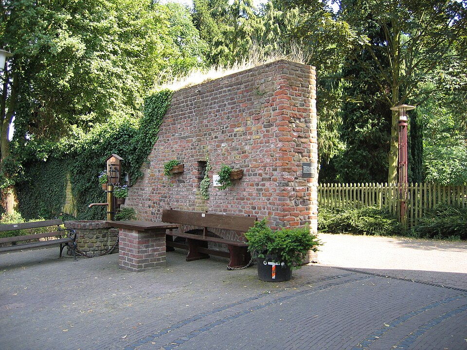 File:Stadtmauer am Pulverturm.jpg