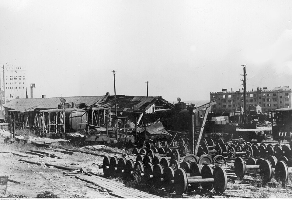 File:Stalingrad. Zniszczony dworzec kolejowy (2-1750).jpg