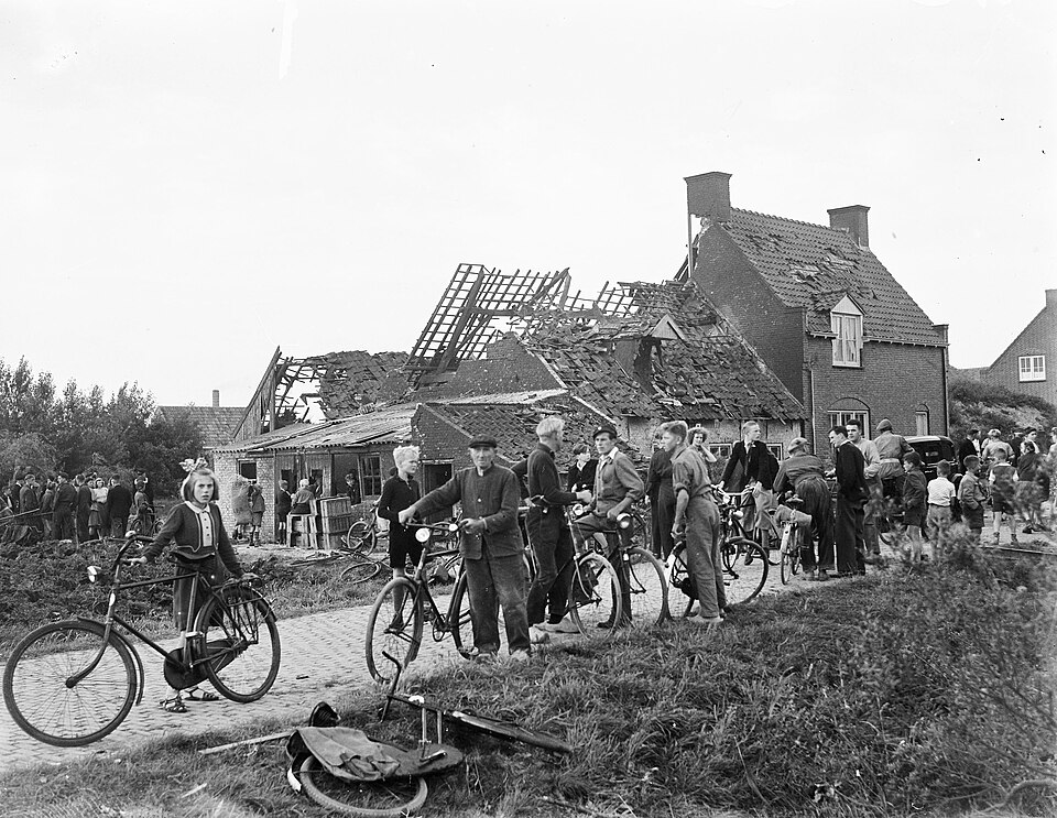 File:Vliegtuigongeluk Valkenburg, Bestanddeelnr 902-9358.jpg