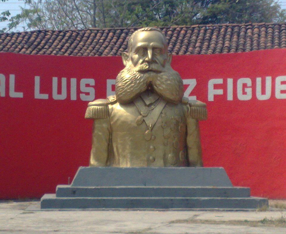 File:Monument to Luis Pérez Figueroa.jpg