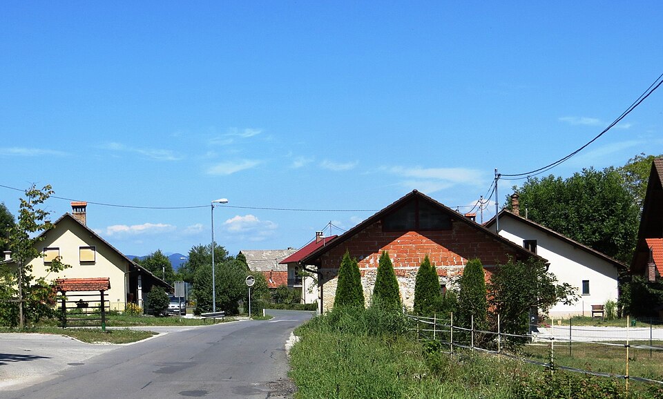 File:Podkraj Ig Slovenia.JPG