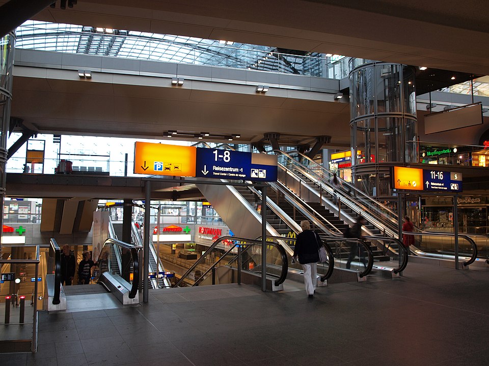 File:Berlin Hauptbahnhof middle level.jpg