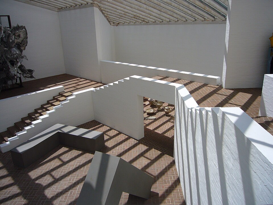 File:Sculpture-gallery-interior-philip-johnson-glass-house.jpg