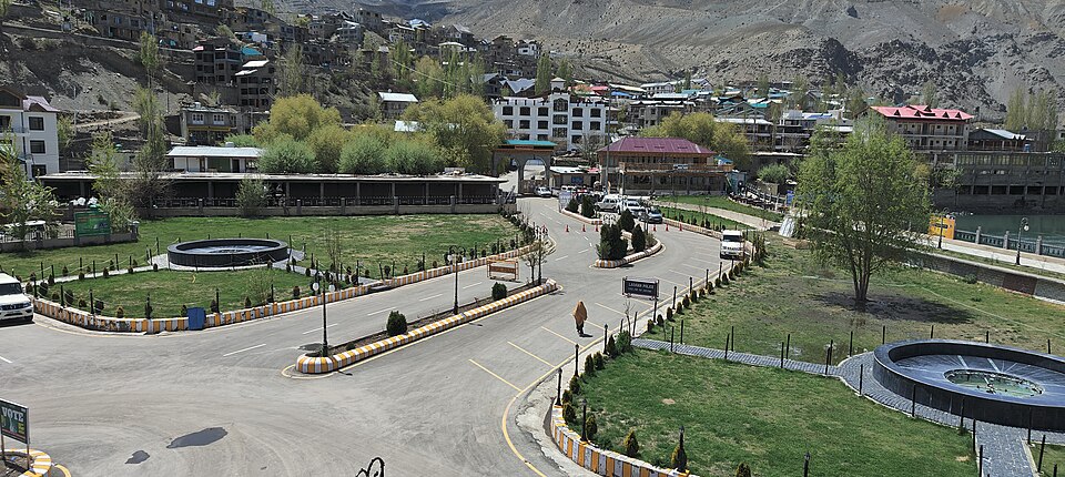 File:TOURIST FECILITATION CENTRE KARGIL.jpg