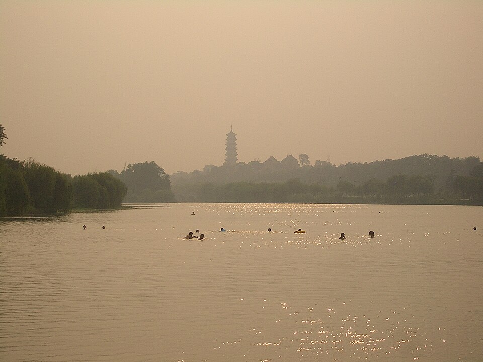 File:Yangzhou-Baozhang-Lake-3213.jpg