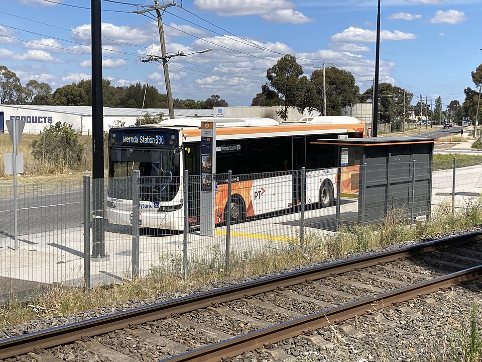 File:Dysons Bus (1088) BS04JS November 2024.jpg