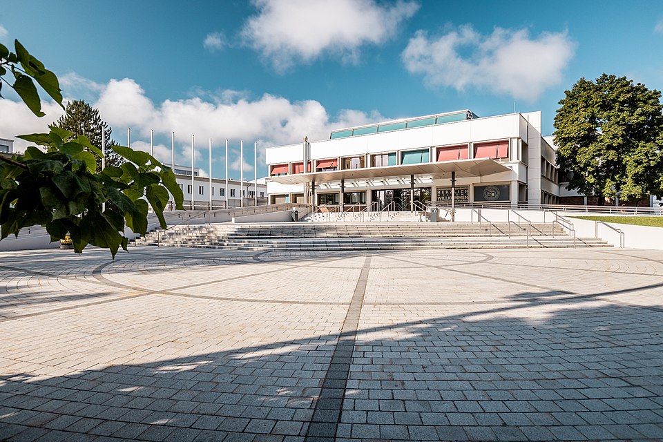 File:Haupteingang der Universität Klagenfurt.jpg