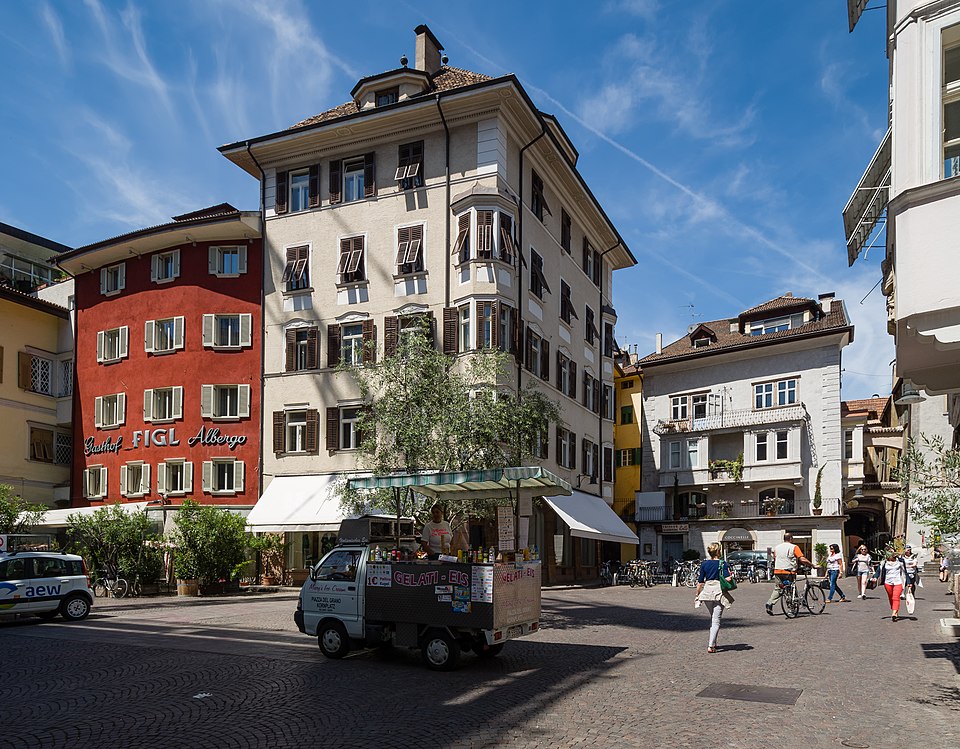 File:Kornplatz Bozen 2015.jpg