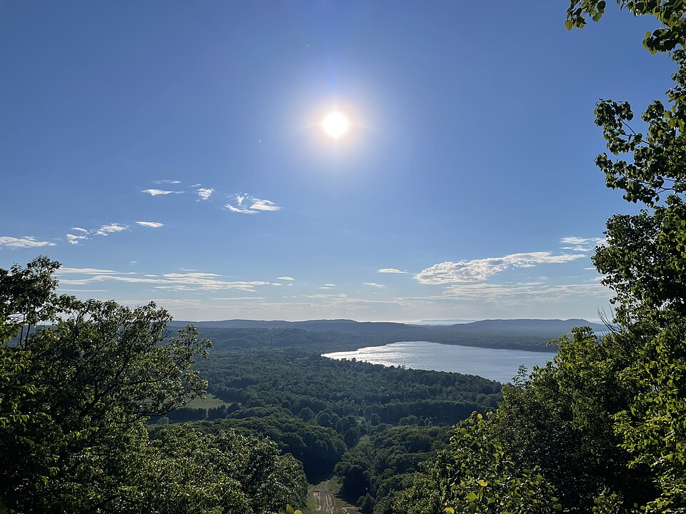 File:Little Traverse Lake, Cleveland Township, Michigan.jpg