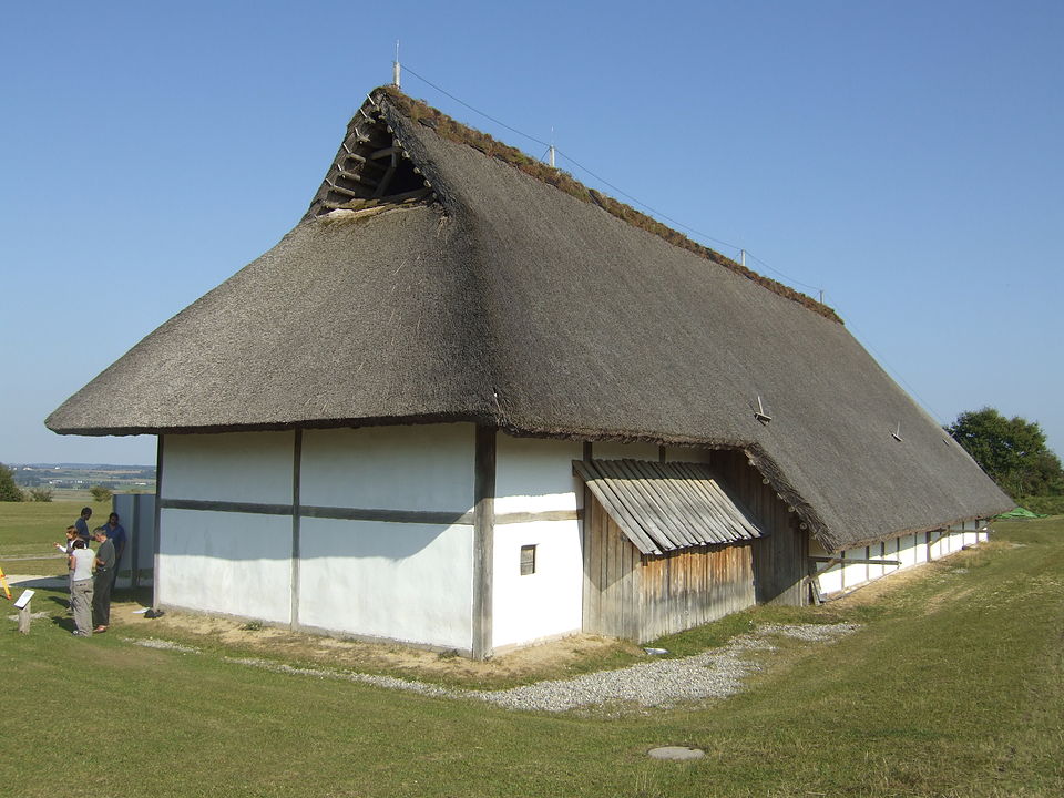File:Freilichtmuseum Heuneburg (Rekonstruktion herrschaftlicher Großbau).jpg