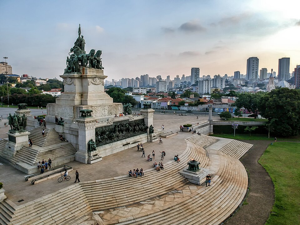 File:Vista aérea do Monumento à Independência.jpg