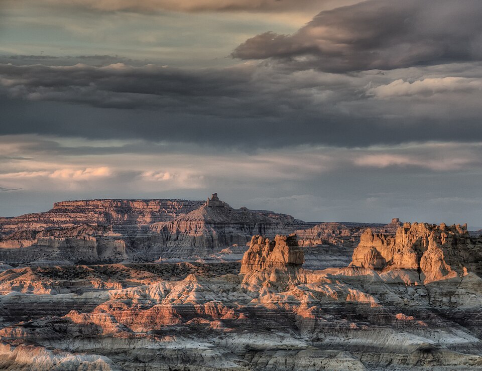 File:Angel Peak Scenic Area.jpg