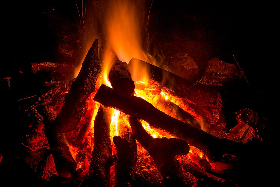 File:Campfire at Bramble Bield.jpg