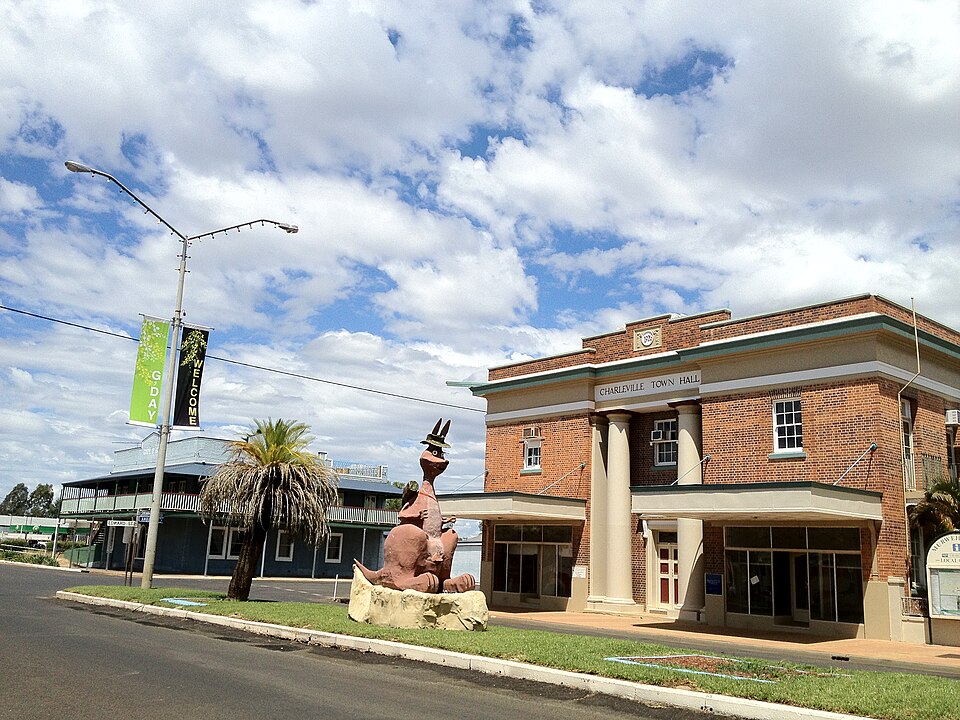 File:Charleville town hall and Kangaroo.JPG