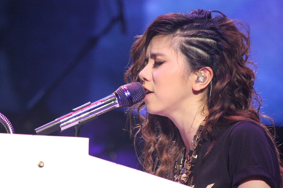 File:Gem encore singing.JPG