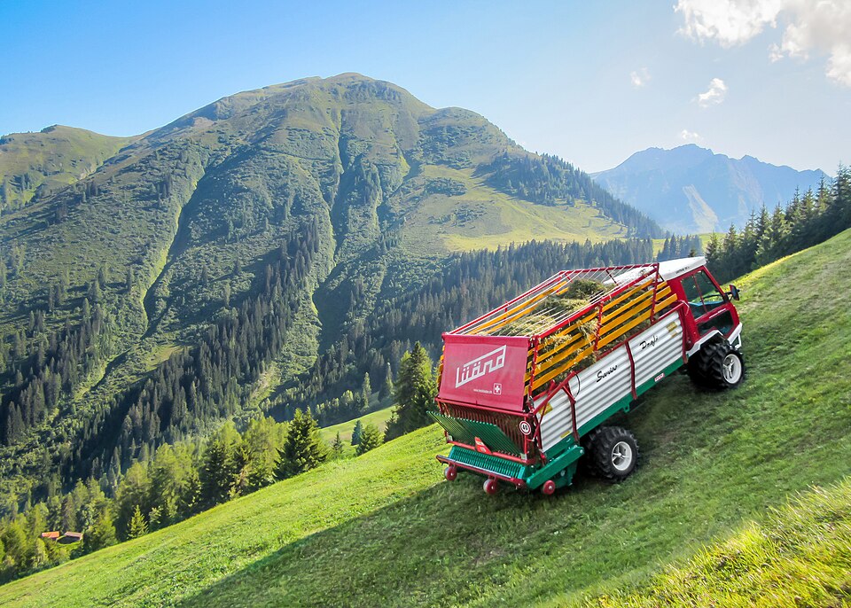 File:Lindner Unitrac 95L in Versam.jpg