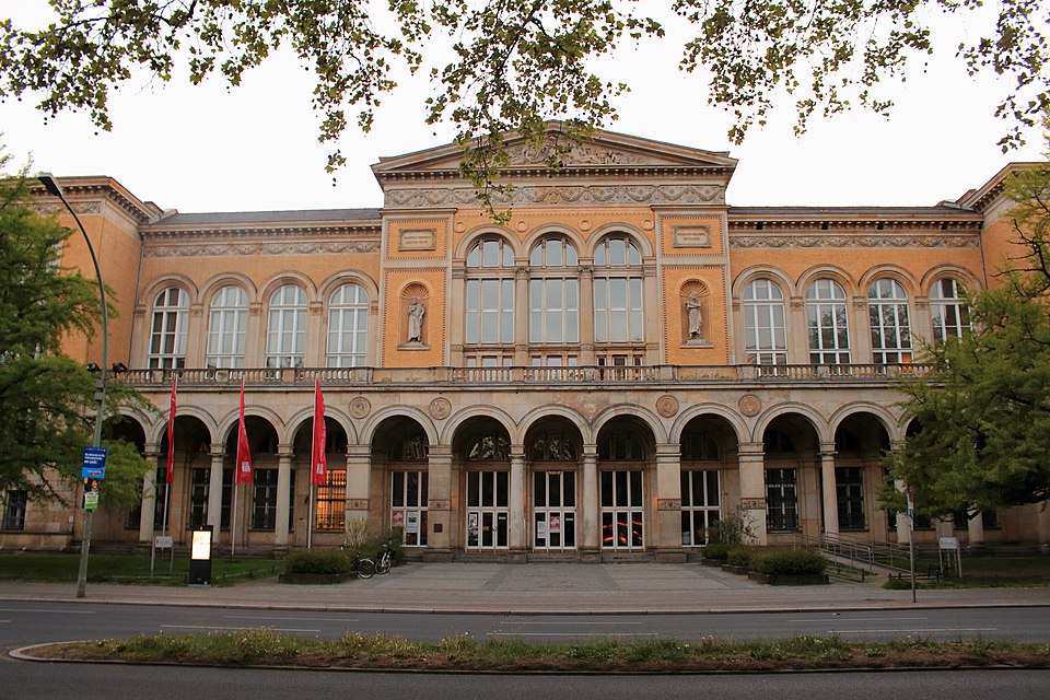 File:UdK Musik Haupteingang.jpg