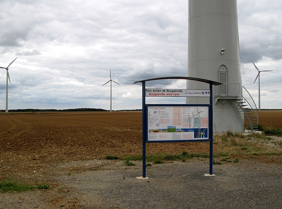 File:Bougainville éoliennes 1.jpg