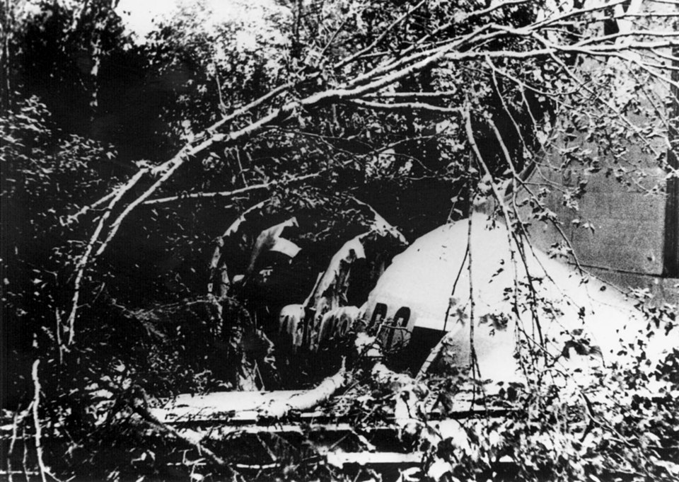 File:DC-4 OO-CBG wreck Newfoundland 1946.jpeg