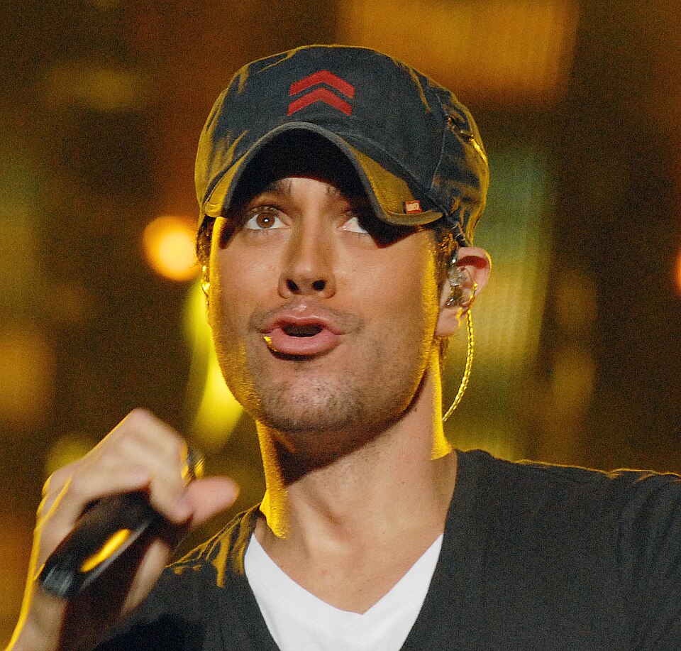 File:Enrique Iglesias 2007.11.29 8.jpg